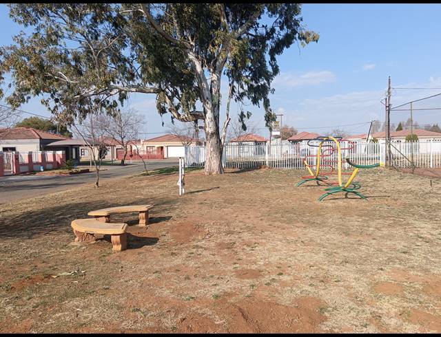4 BEDROOM HOUSE FOR SALE IN MANDELA VIEW